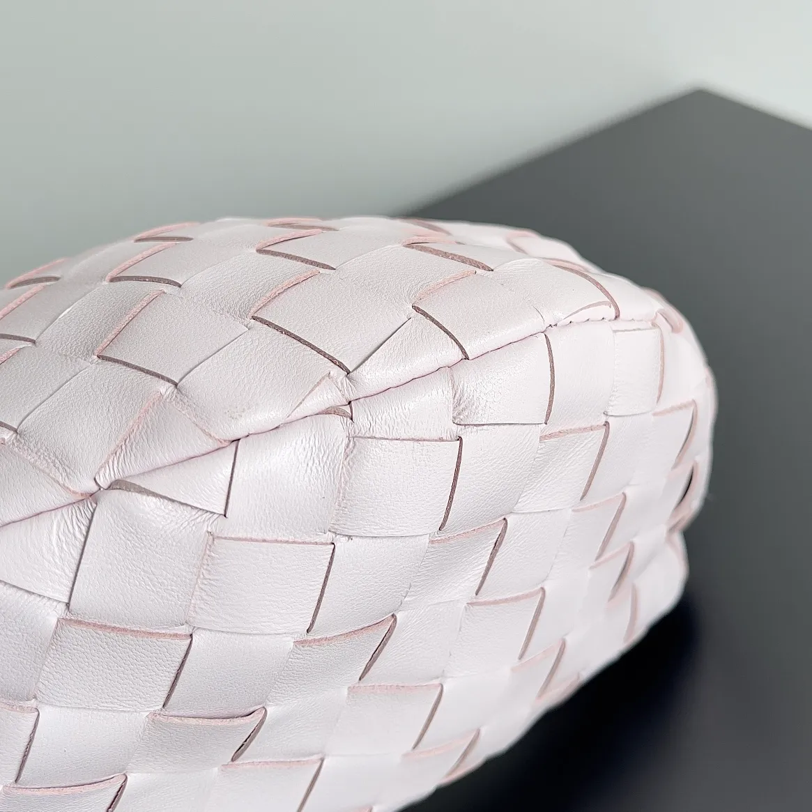 Batch 1120 Bottega veneta͙.——The latest braided and knotted hobo🔥 The top-grade lambskin leather is very soft, the bag shape is unique, practical and durable. It retains the traditional weaving elements while being a bit more flamboyant ~ Made of hand-woven sheepskin, zipper opening and closing, curved seamless structure, effortless to match. Highly recommended⚠️⚠️⚠️ The highest-end in the market🌈 Welcome to compare [Factory equipped with full package] size: 23x15x5cm.   Model: 651876